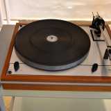 Michele ci mostra alcuni reperti di quell�epoca che conserva come veri e propri cimeli all�interno del negozio. Ecco quindi un elegante giradischi Thorens Td 165 anni 70 incastonato in un mobile di legno...